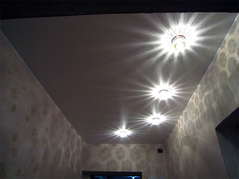 Правильное расположение лампочек на натяжном потолке в зале: фото, рекомендации.