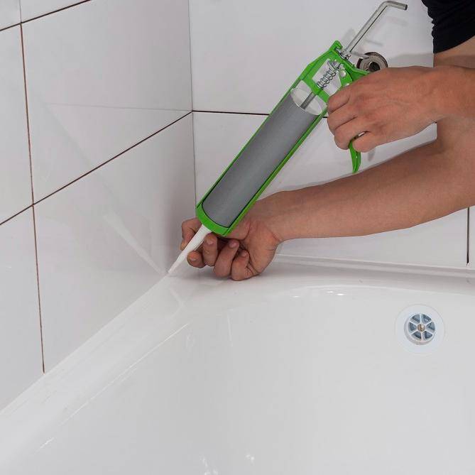 Как заделать стык между ванной и стеной? 8 лучших способов