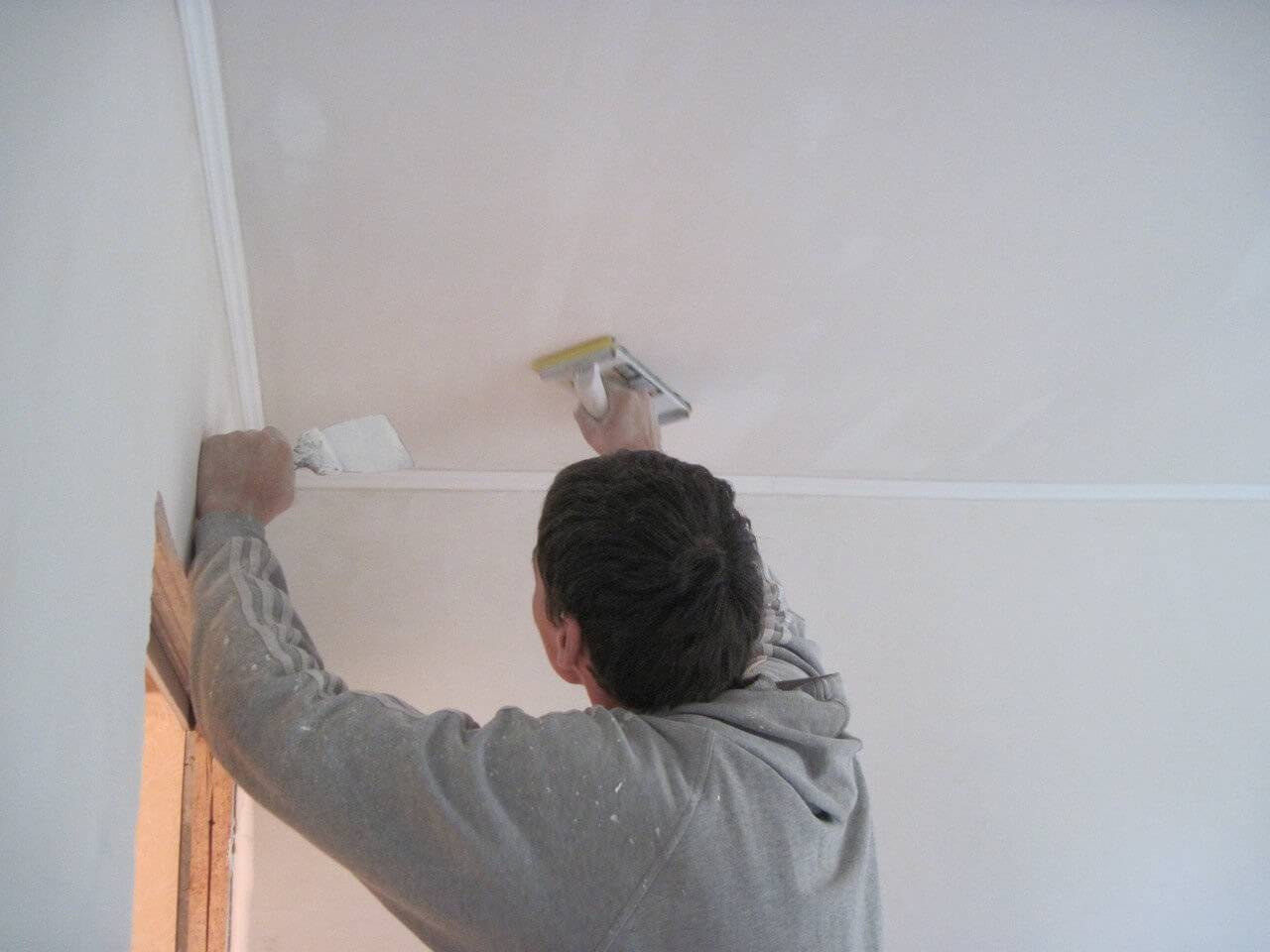 Краска для потолка: экономичные и долговечные варианты покрытий (105 фото)