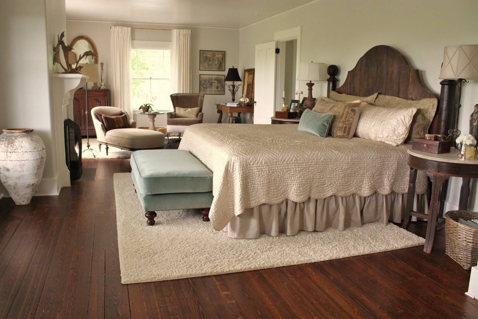Прикроватные коврики в интерьере спальни (30 фото)