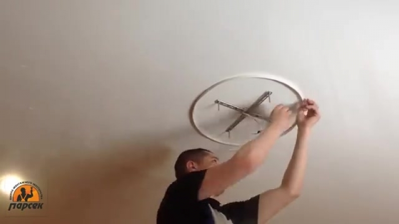 Как повесить люстру на натяжной потолок: видео и фото установки