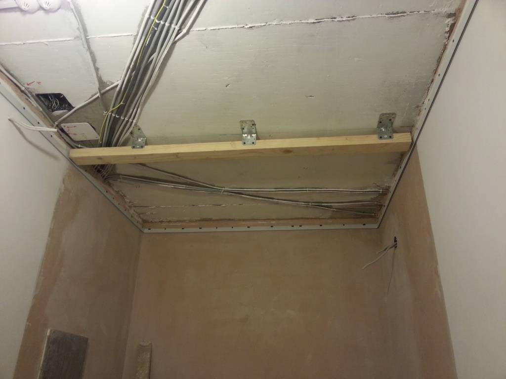 Крепление натяжного потолка к гипсокартону — установка гипсокартонной конструкции на потолочное покрытие