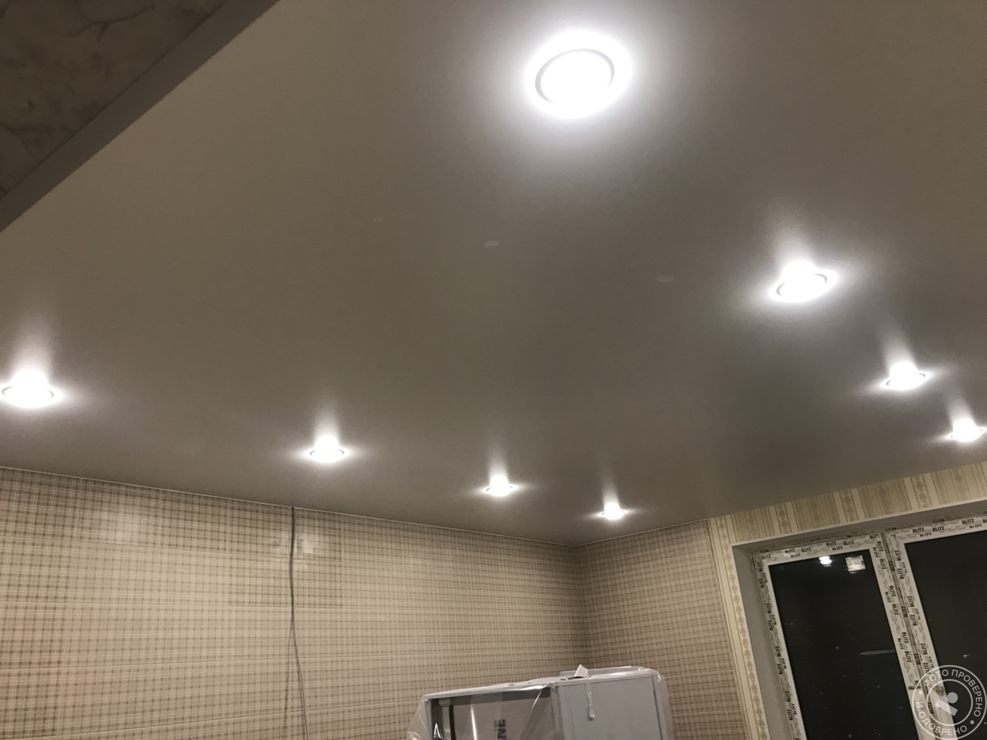 Как расположить светильники на натяжном потолке в зале без люстры и с ней