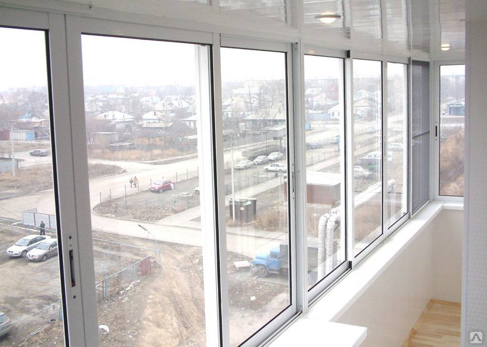 Раздвижные окна на балкон: алюминевые, пластиковые системы, монтаж, как мыть