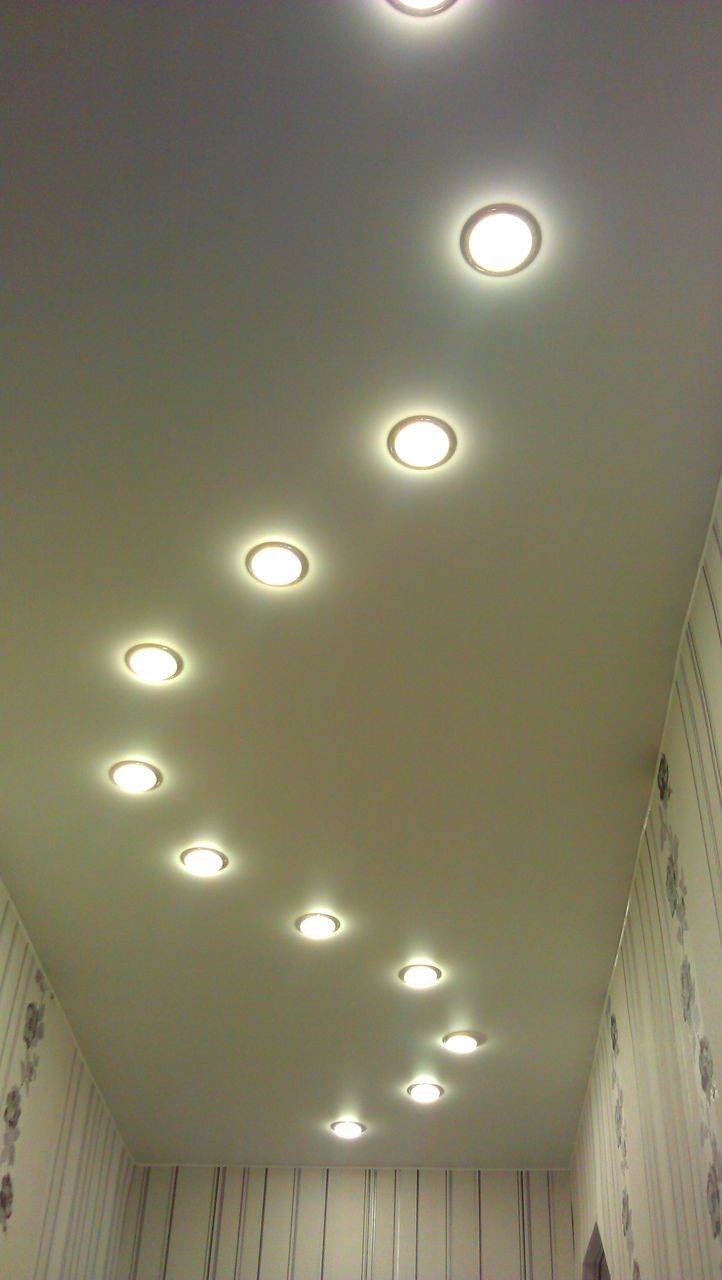 Расположение светильников на натяжном потолке: варианты, схемы