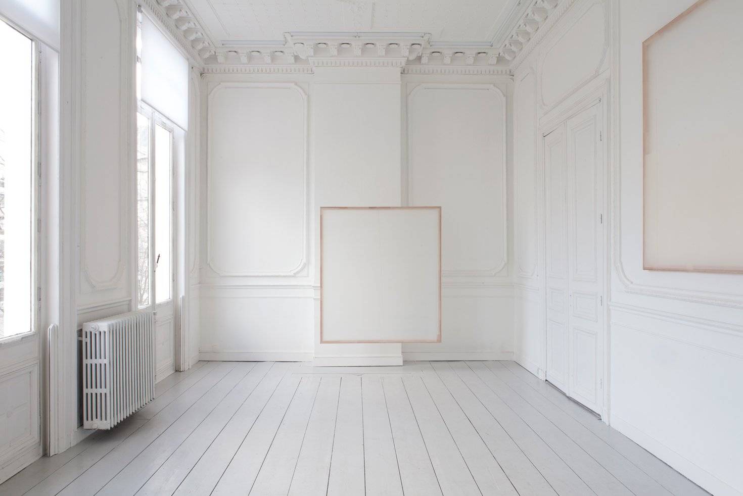 Обои белые для стен: как избежать монотонности и сохранить пространство?