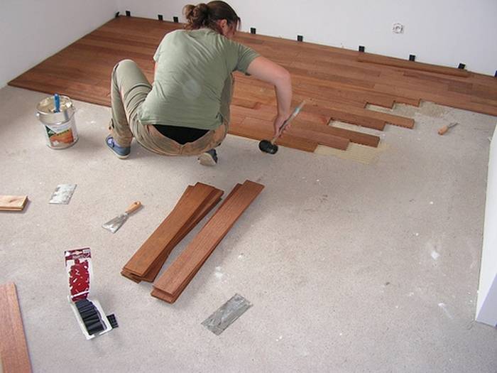 Подготовка пола под ламинат. подготовка деревянного и бетонного пола под укладку ламината. видео-инструкция по монтажу.