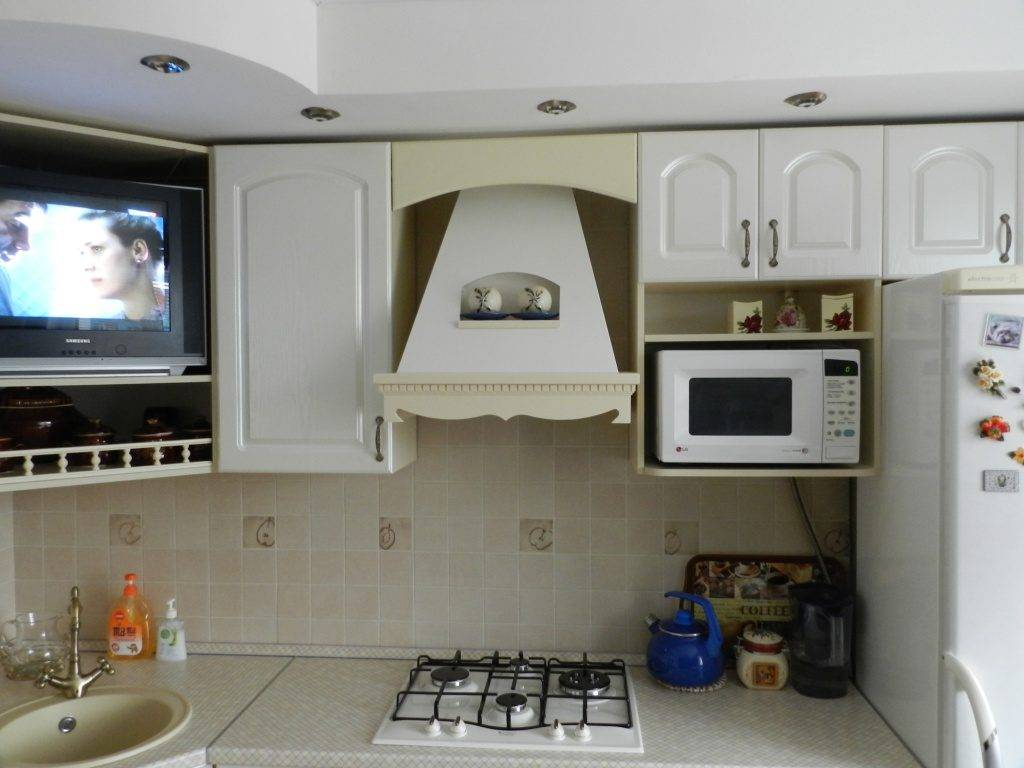 Куда поставить микроволновку на кухне: 8 удачных мест