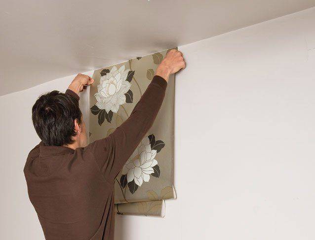Обои под покраску: какие лучше выбрать на стены, рейтинг по плотности, как клеить флизелиновые для потолка