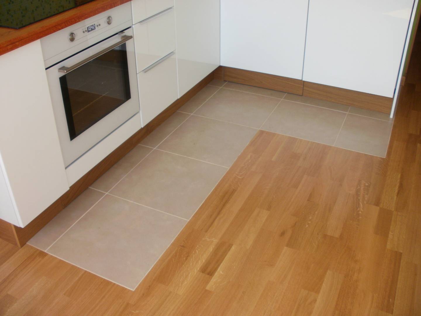 Комбинированный пол на кухне ламинат и плитка: 45 фото решений