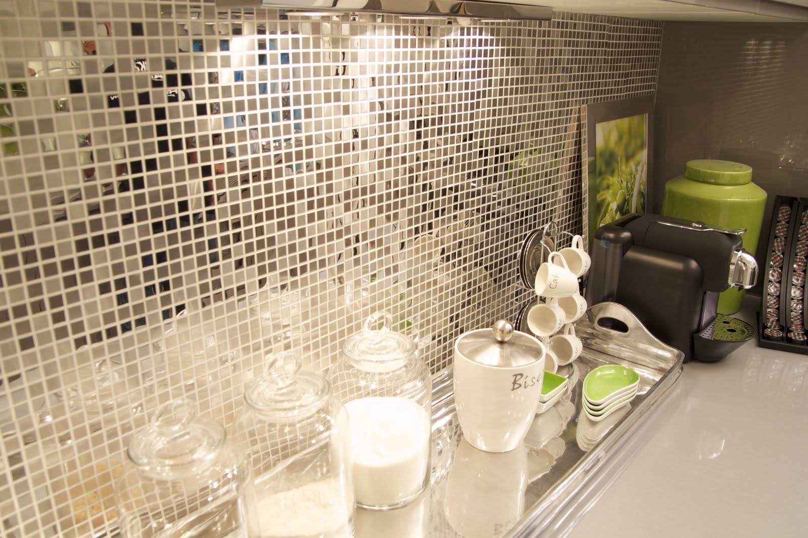 Стеклянная плитка нашла свое применение на кухне и ванной комнате