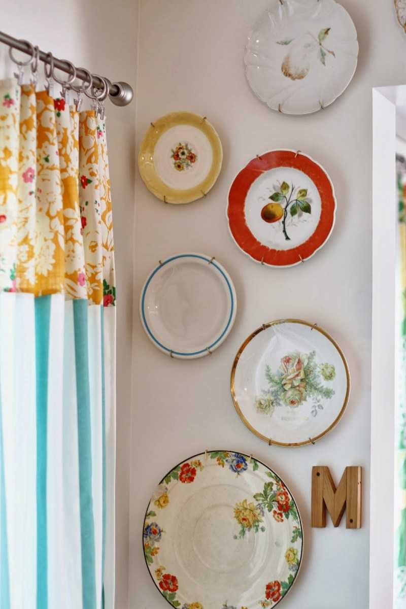 Декоративные тарелки на стену: оригинальный декор в интерьере (+70 фото)