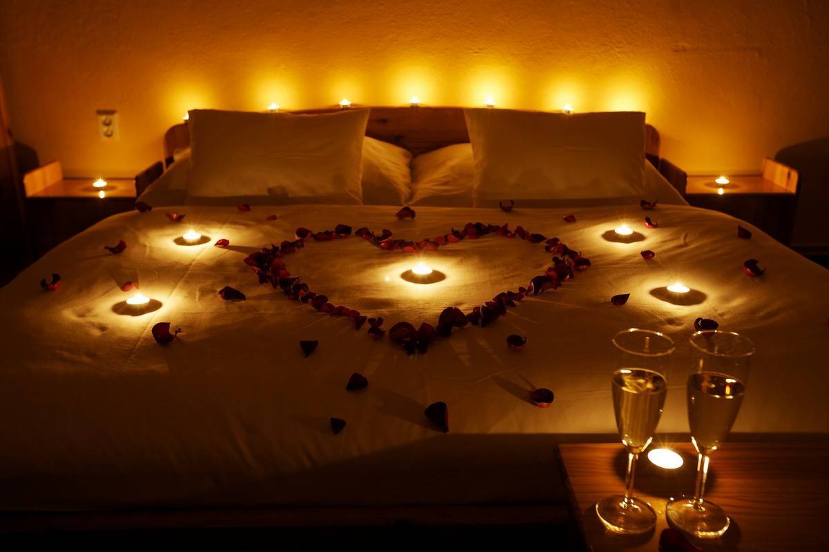 Романтическая атмосфера в спальне в День Святого Валентина