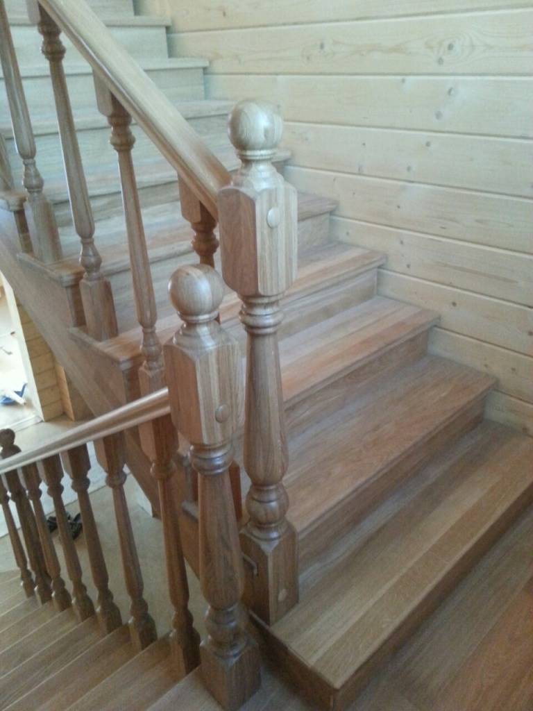 Чем покрыть деревянную лестницу: советы мастера