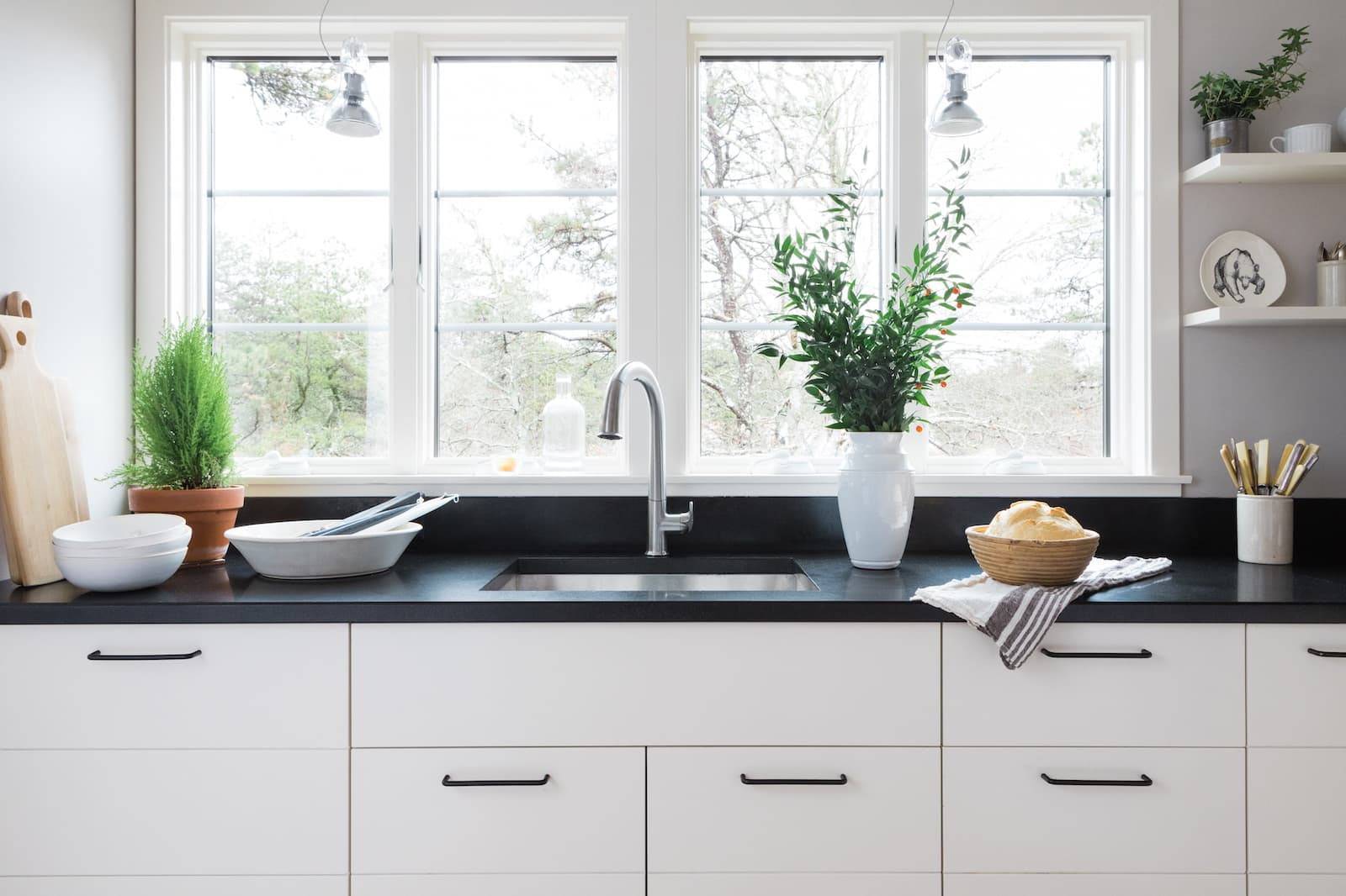 Кухня с раковиной у окна — дизайн и особенности размещения (+ фото идей)