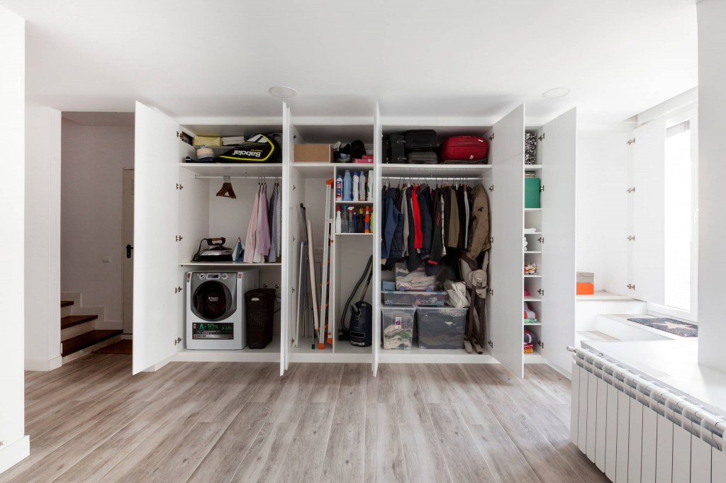 Компактное хранение (75+ идей): выбираем функциональный шкаф для пылесоса и гладильной доски — дом&стройка