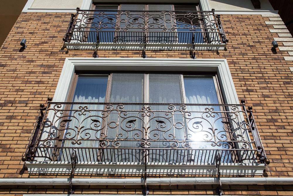 Французский балкон: что это такое, дизайн и виды кованных ограждений