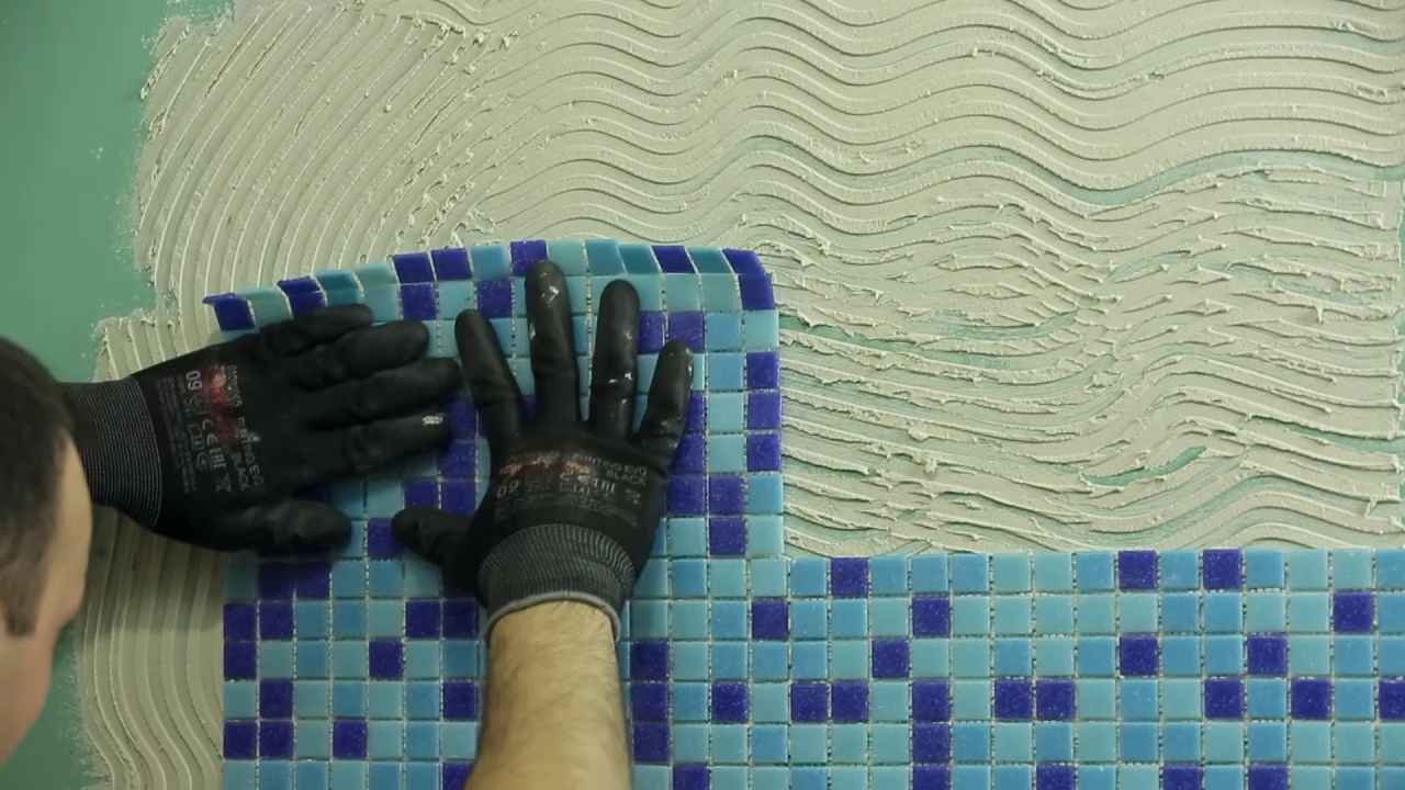 Как класть мозаичную плитку на стену правильно: технология укладки
