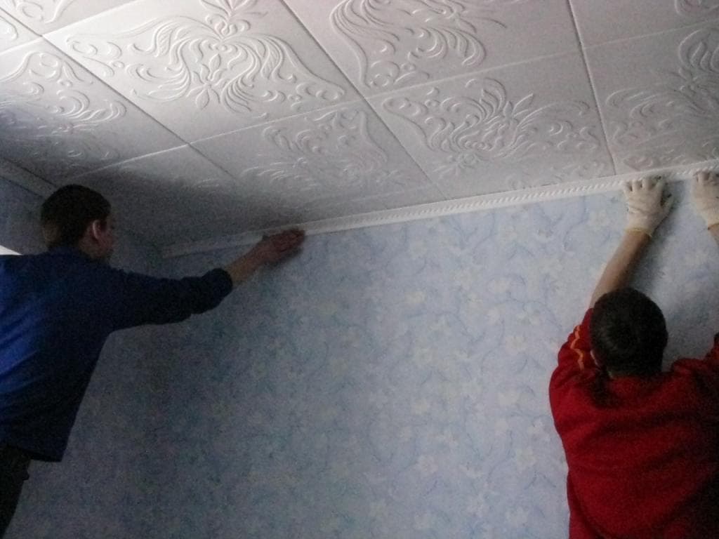 Покраска потолочной плитки из пенопласта: какая краска лучше, как освежить пенопластовую плитку на потолке, чем покрасить, как обновить