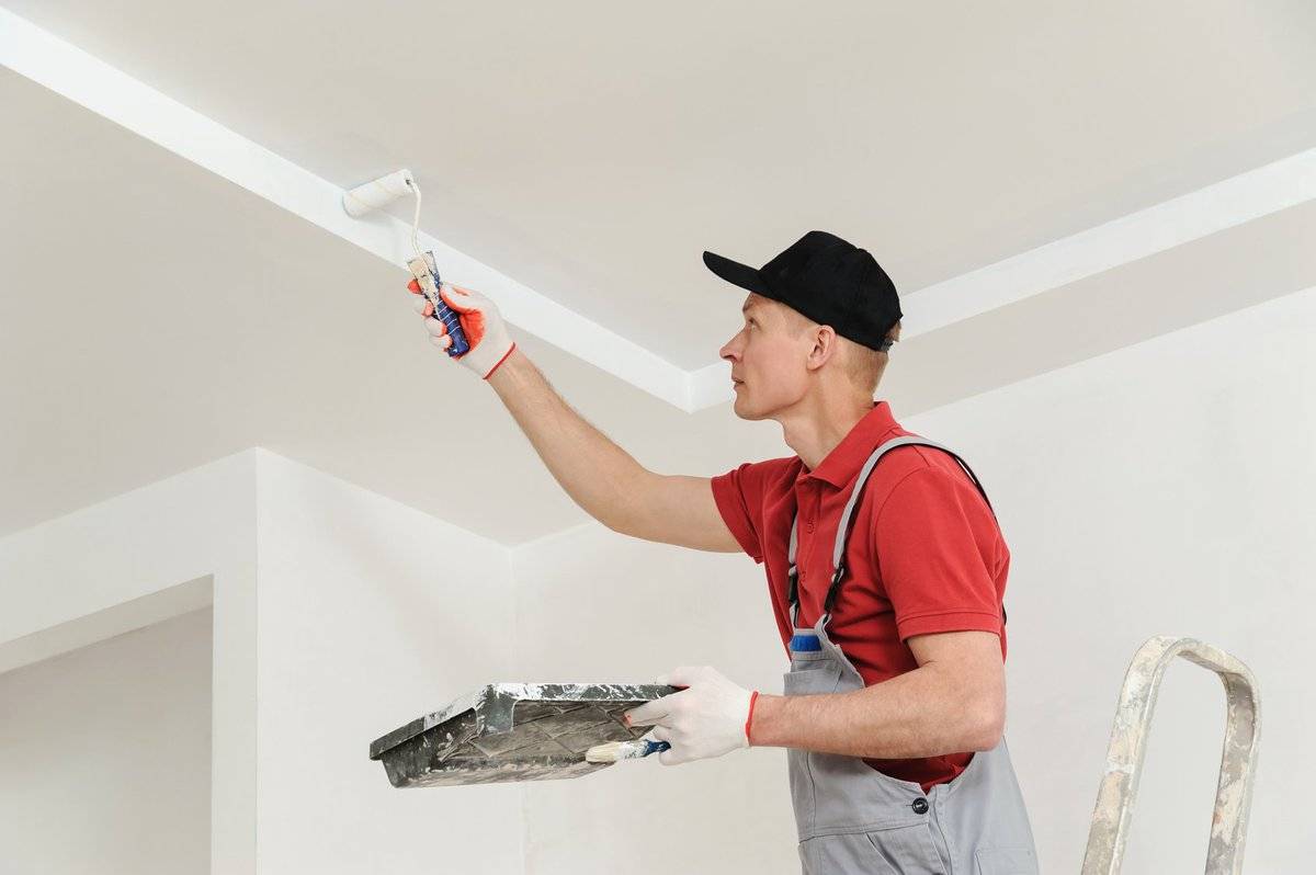 Как и чем покрасить потолок в комнате своими руками