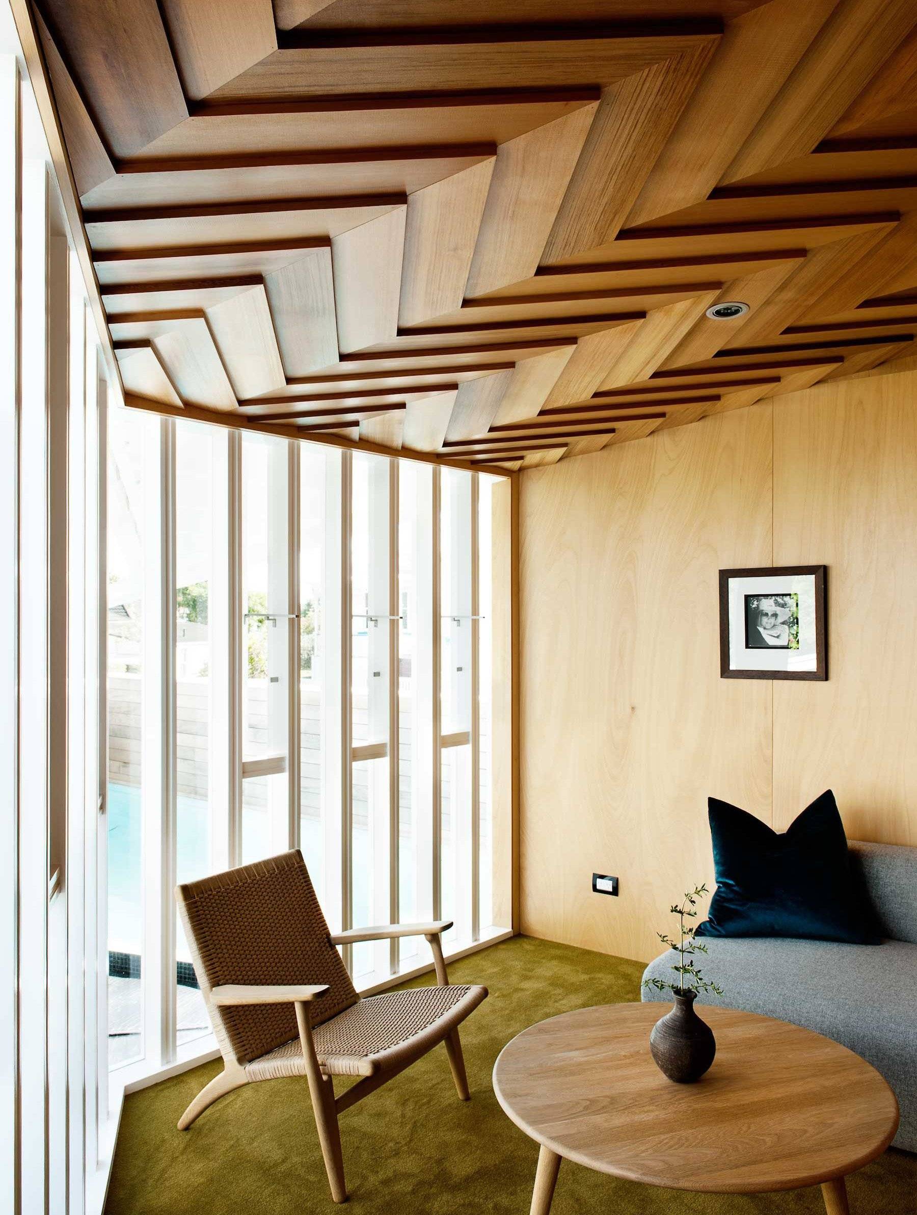 Можно ли делать натяжные потолки в деревянном доме?
