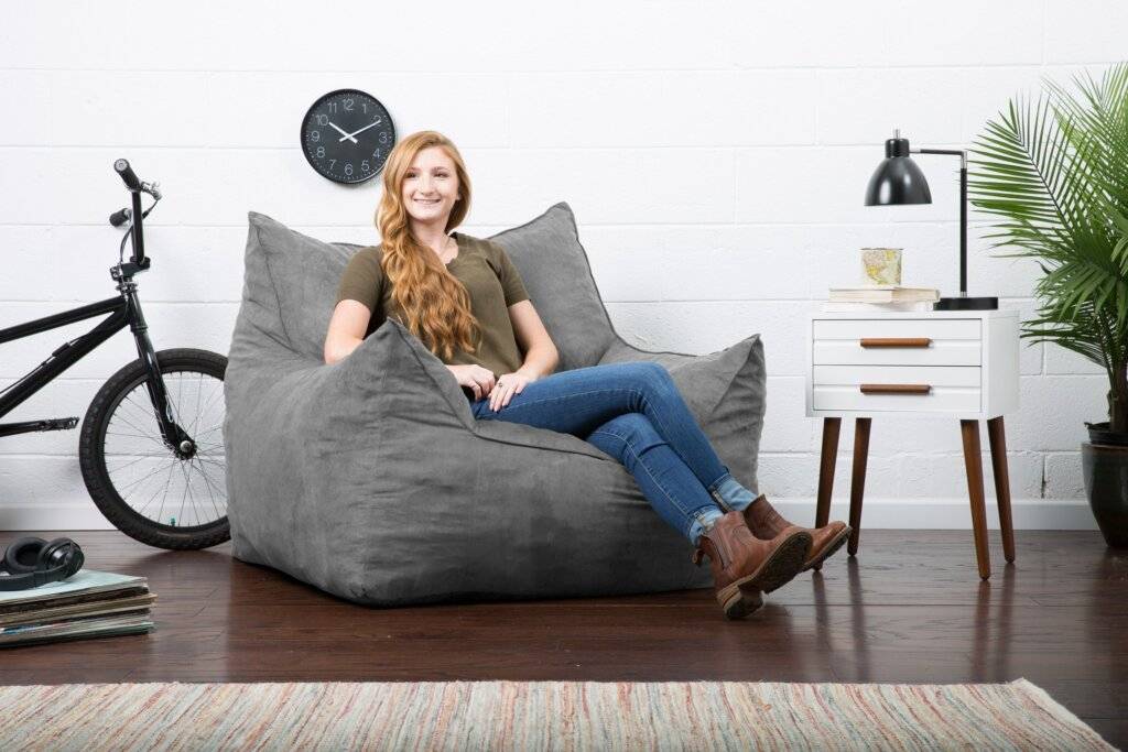 Кресло-мешок в интерьере: выбор материала, преимущества бескаркасной мебели