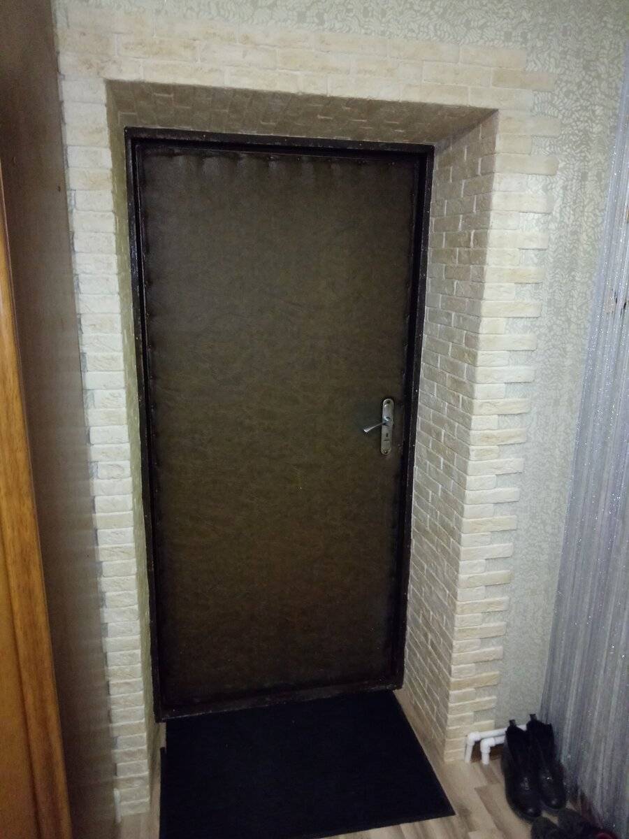 Чем обшить старую деревянную входную дверь?