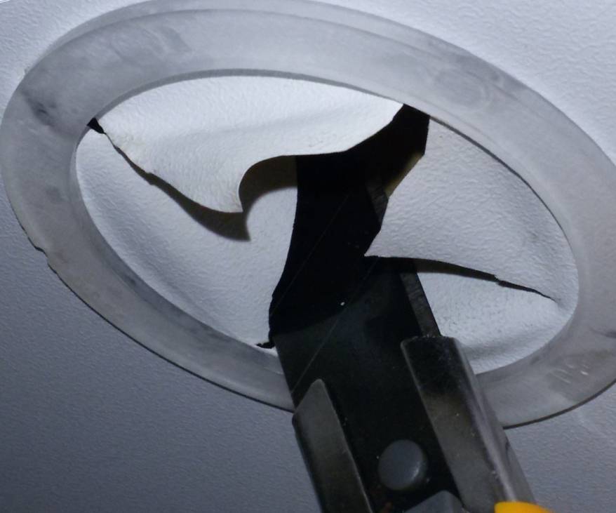 Как сделать отверстие в натяжном потолке: для трубы, светильников, вытяжки и под саморез