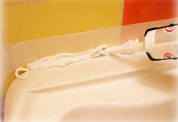 Как заделать стык между ванной и стеной? 8 популярных вариантов