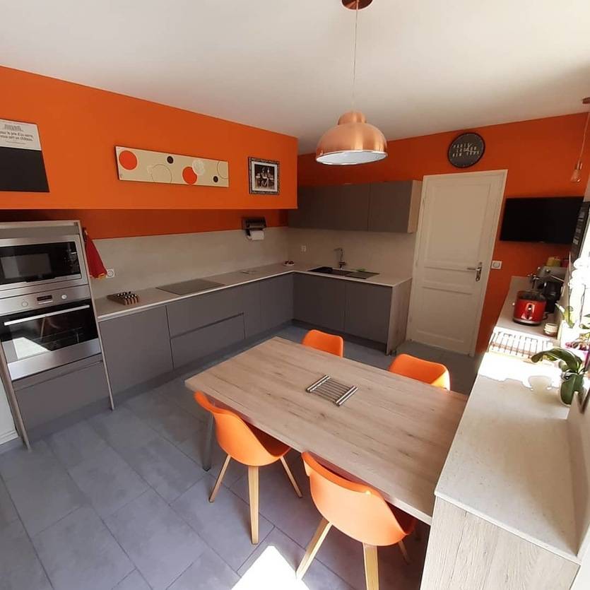 Оранжевая кухня: фото дизайна интерьера с черными обоями