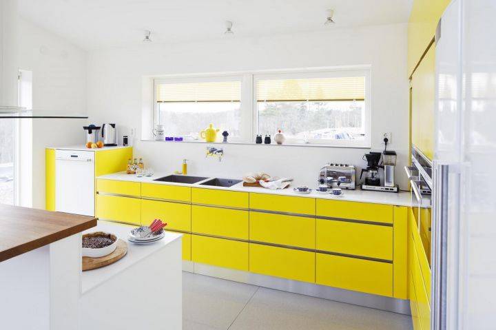 Желто-черная кухня: сочетания тонов в дизайна интерьера с серым, желтым