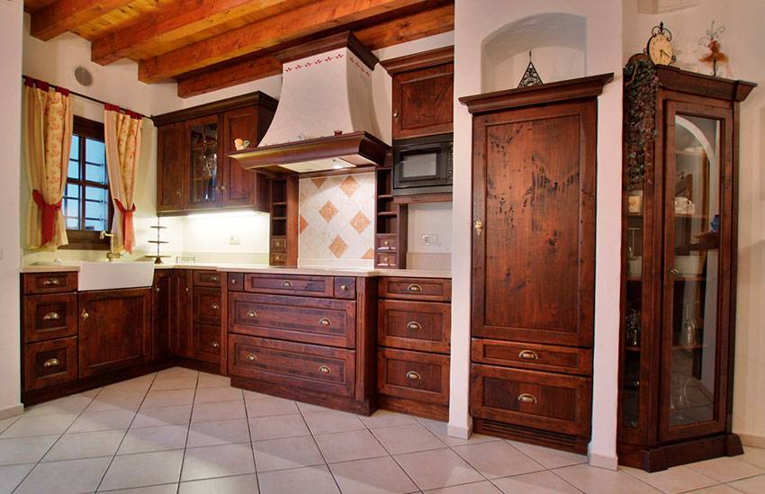 Кухня под старину из массива дерева: дизайн, фасады гарнитура и отделка