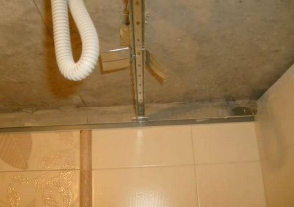Алюминиевый реечный потолок для ванной: расчет материалов и технология установки