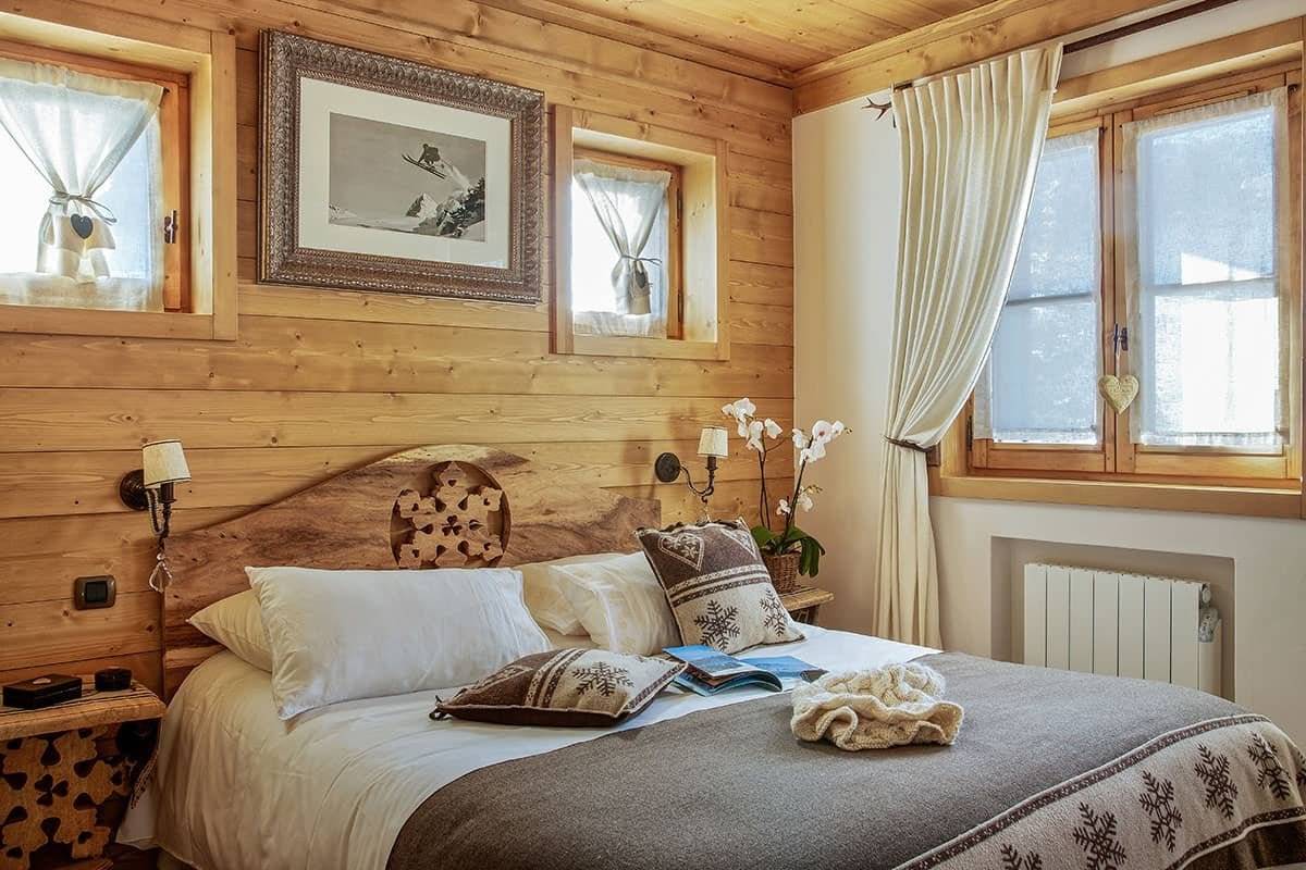 Спальня в деревянном доме: дизайн комнаты с красивым интерьером, фото