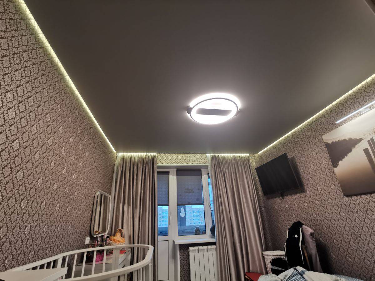Натяжной парящий потолок с подсветкой по периметру: плюсы и минусы