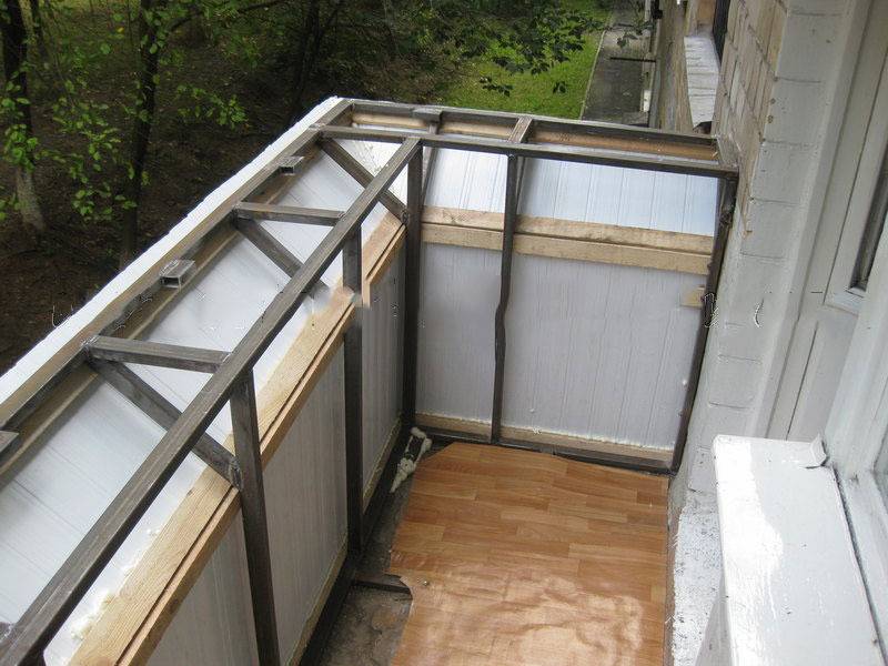 Балкон с выносом по подоконнику и полу: на сколько выносное остекление расширит площадь