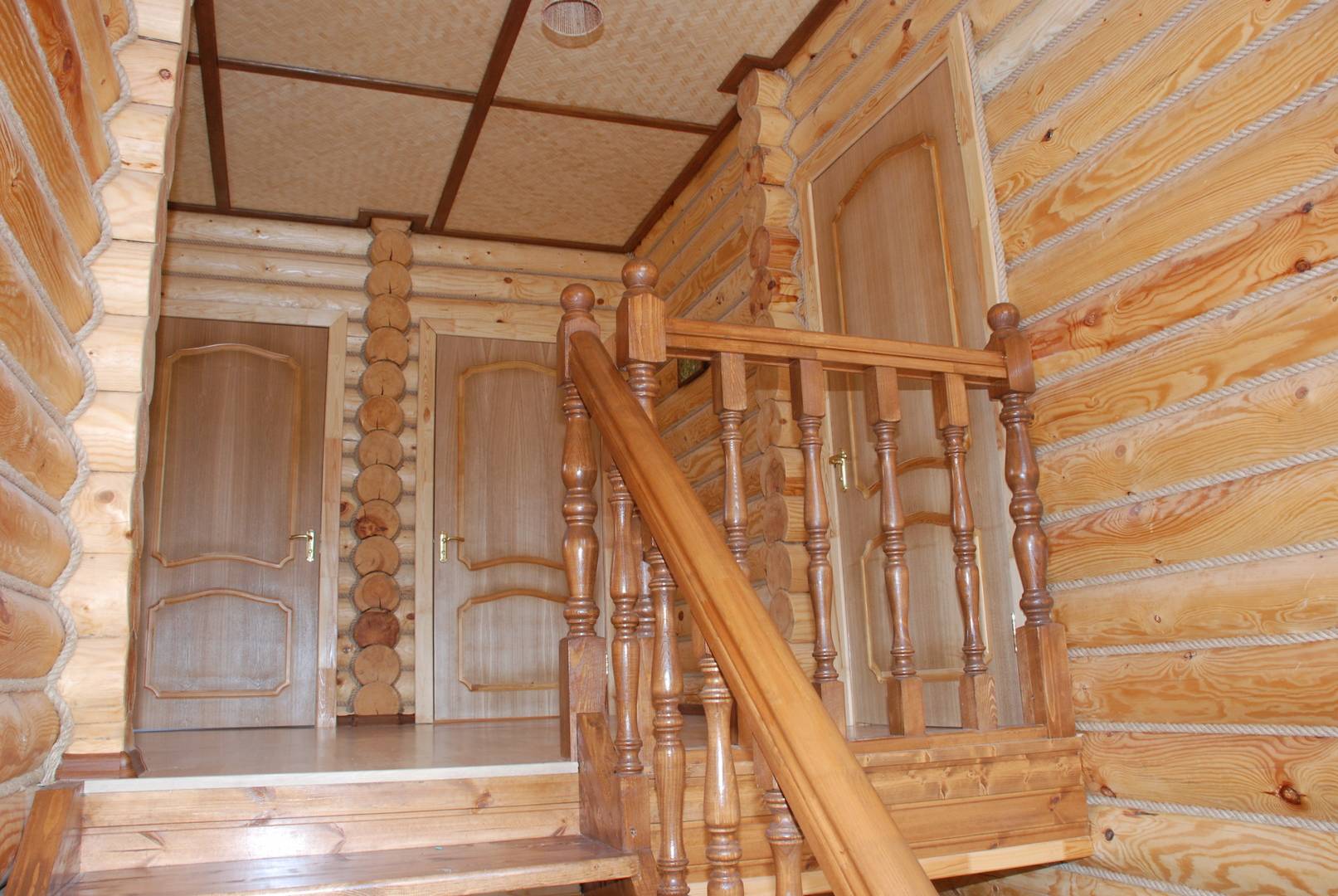 Покраска деревянной лестницы своими руками: выбор лаков, красок и правила нанесения состава