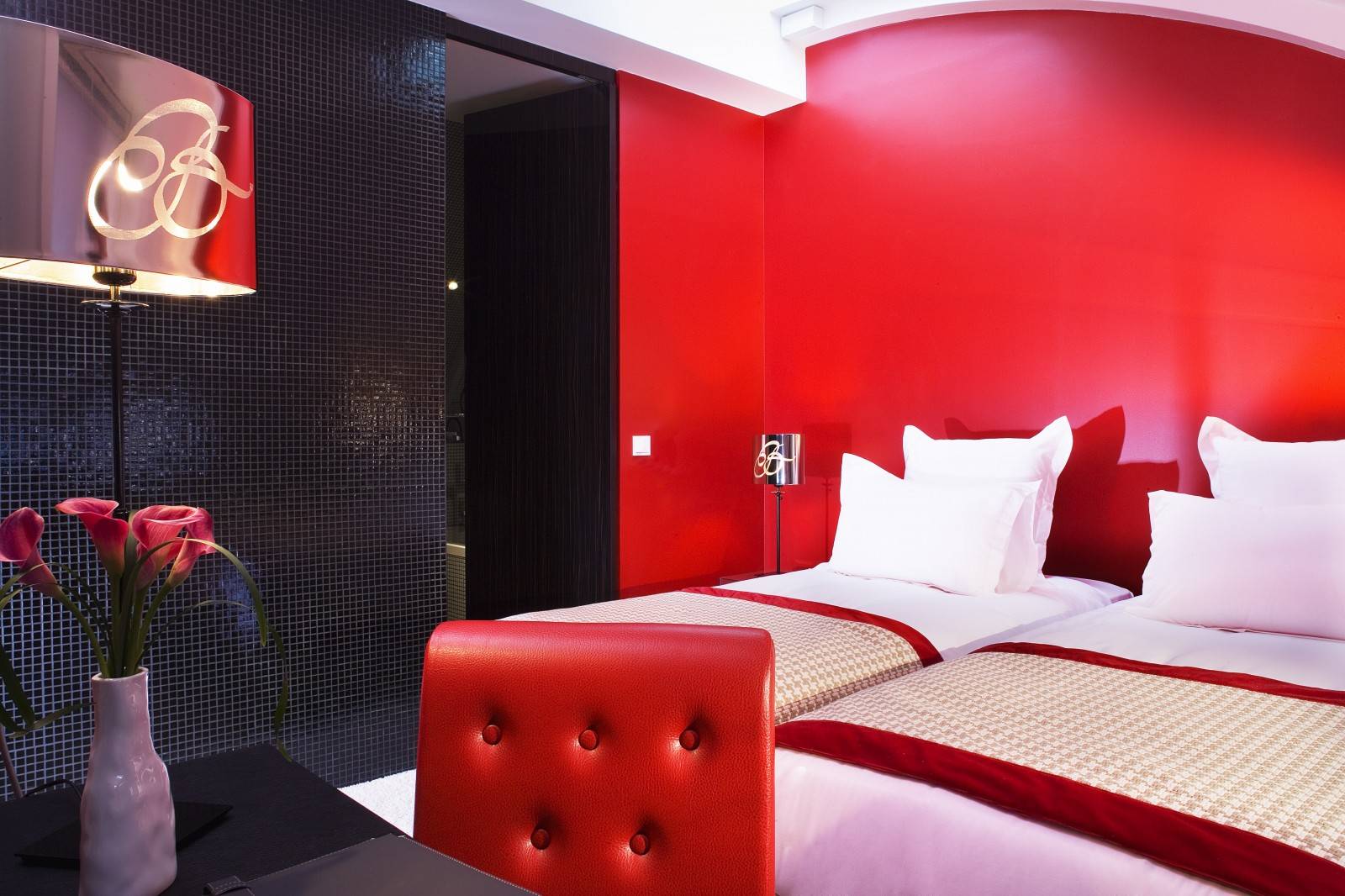 Черно-красная спальня - 79 фото фантастически современных идей