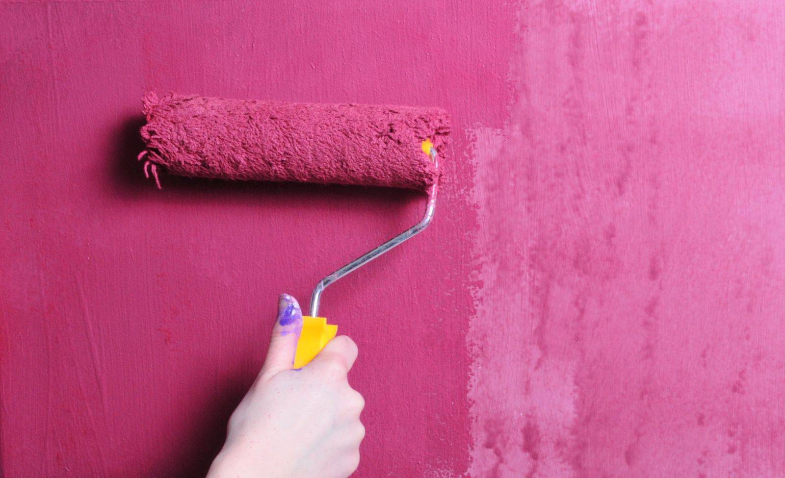 Чем и как покрасить оштукатуренные стены?