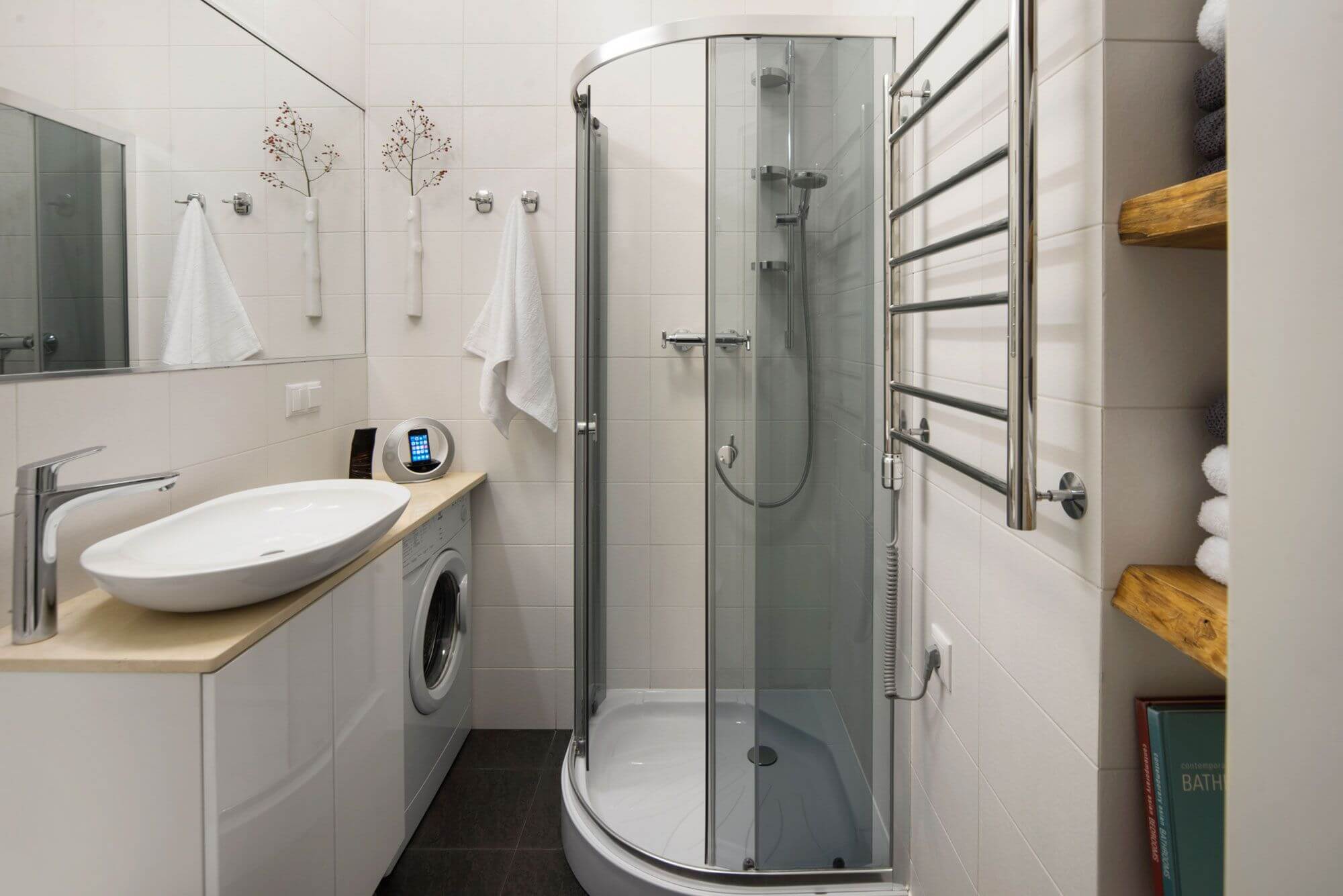 Маленькая ванная комната с душевой кабиной и стиральной машиной - варианты расположения