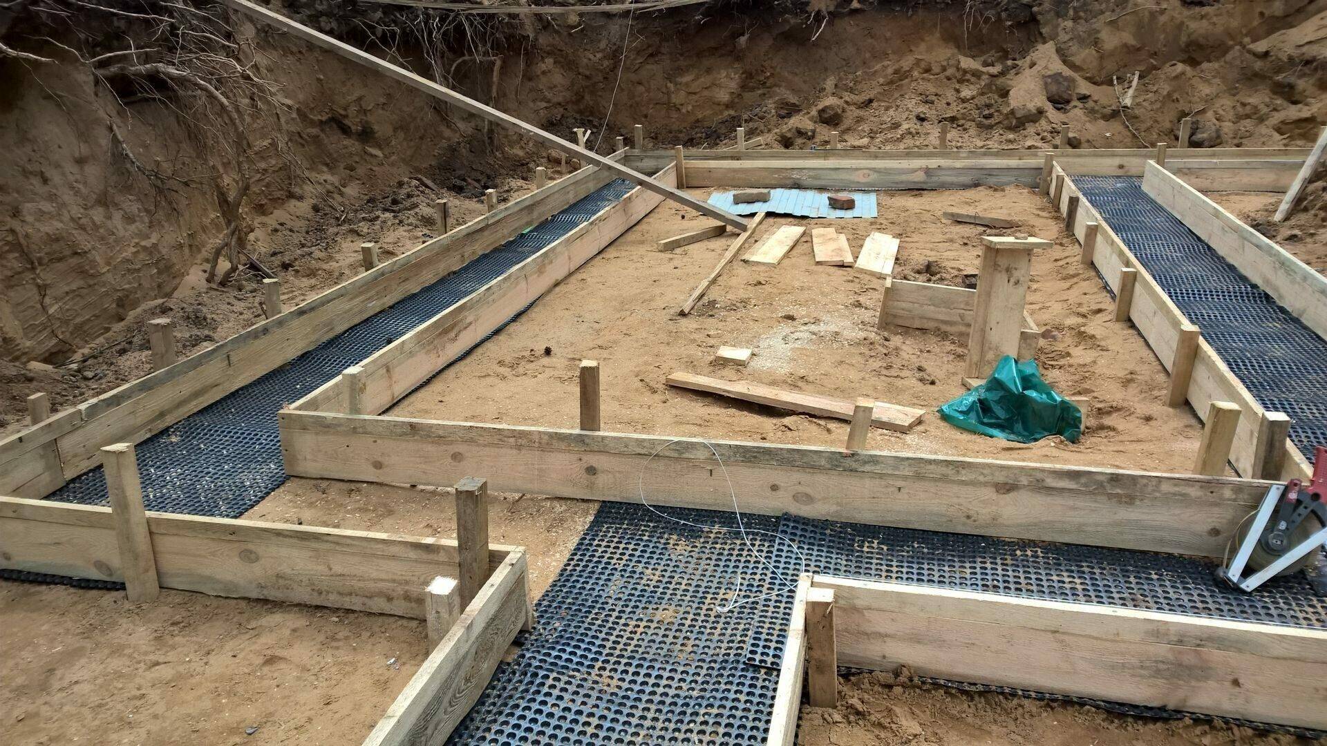 Песчаная подушка под фундамент: её толщина и правильное устройство