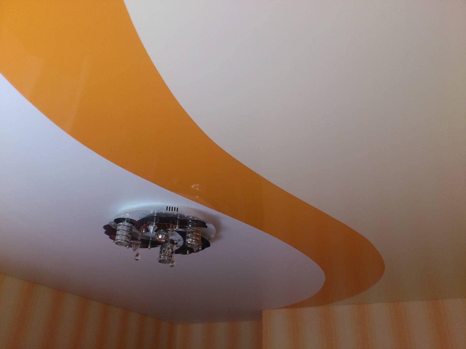 Двухцветные натяжные потолки: виды, сочетания, дизайн, формы спаек двух цветов, фото в интерьере