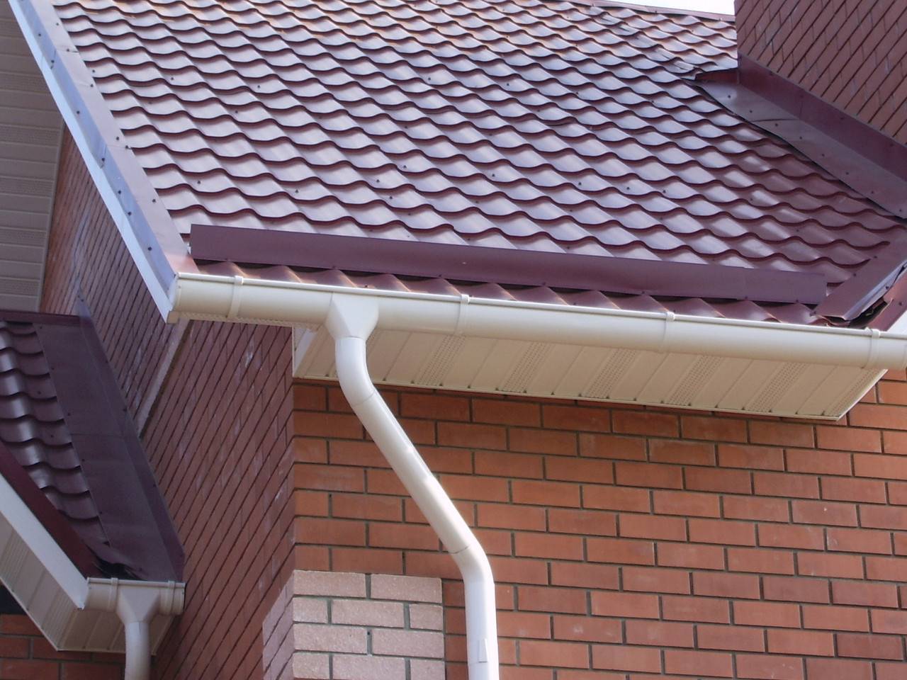 Пластиковые водостоки для крыши: устройство и монтаж своими руками, размеры желоба и что лучше - пластик или металл