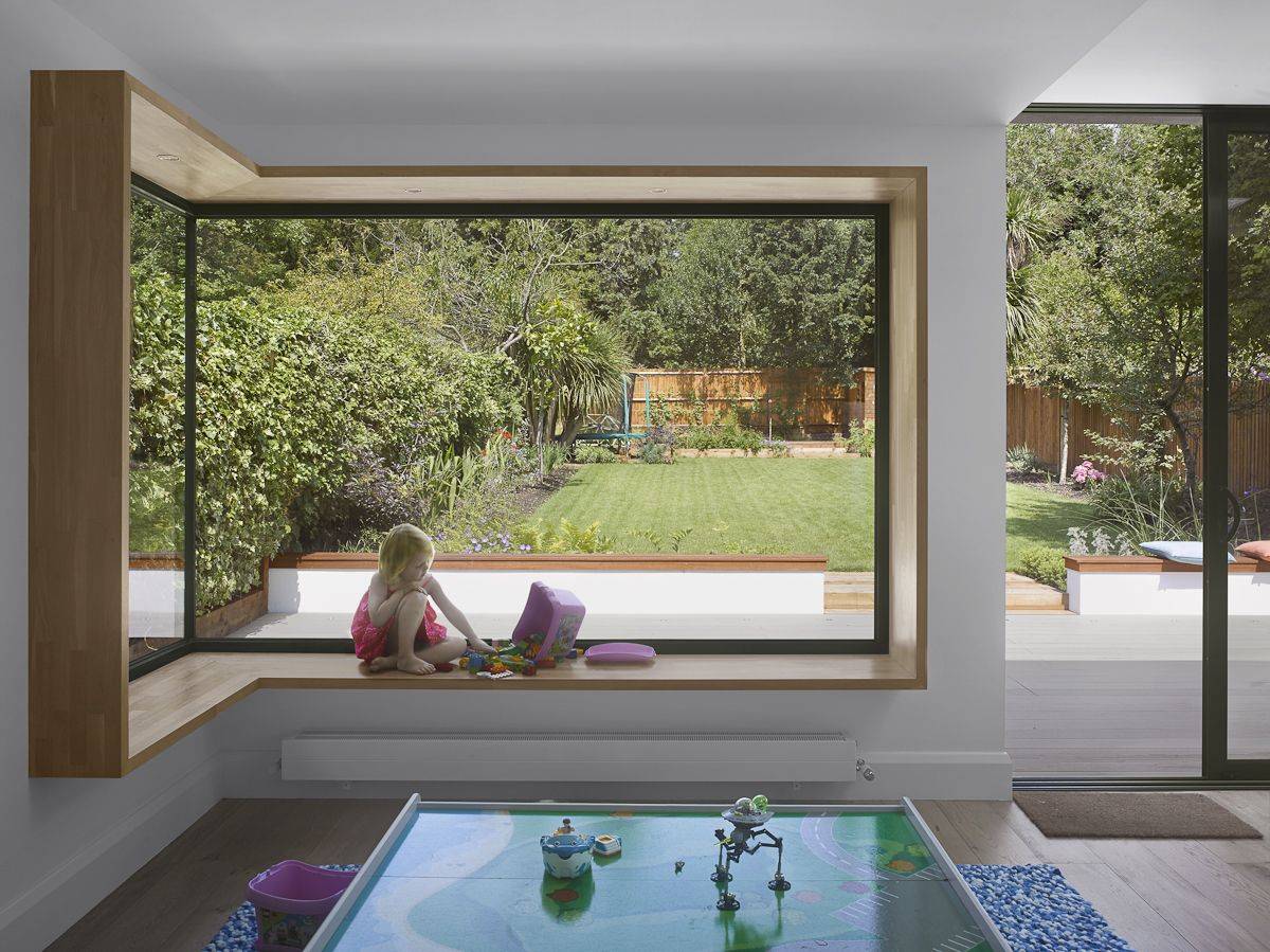 Угловое окно в интерьере дома: интересные идеи на 30 фото