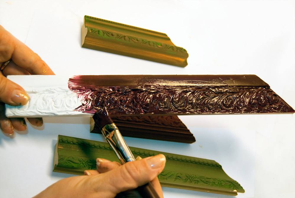 Как покрасить потолочный плинтус из пенопласта, нужна ли покраска или обойтись грунтованием
