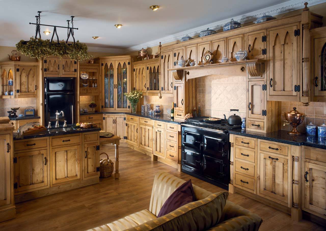 Кухня под старину: белый дизайн в комнате из массива дерева, выбор мебели и гарнитура