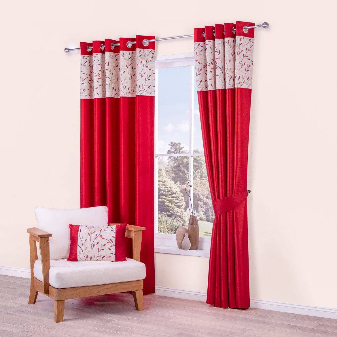 Красные шторы в интерьере: виды, ткани, дизайн, сочетание с обоями, декор, стиль
