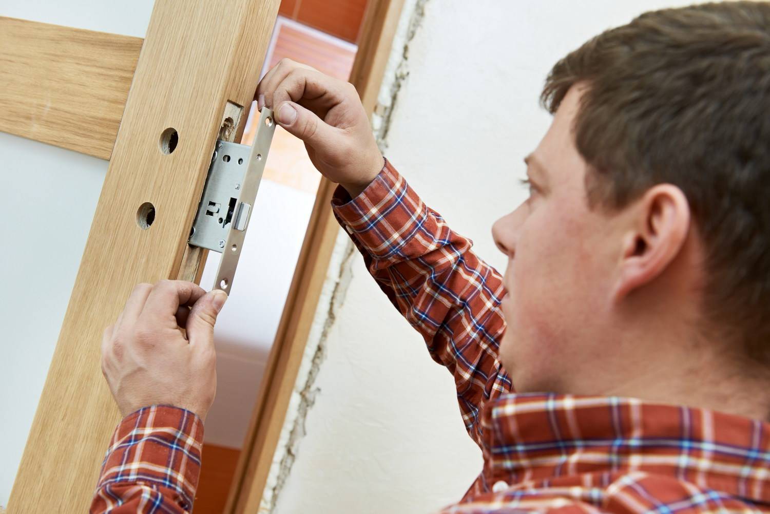 Как отремонтировать старые двери: пошаговая инструкция