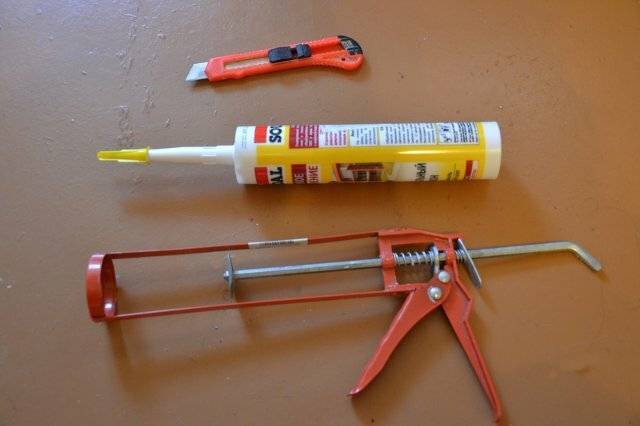 Как пользоваться пистолетом для герметика: инструкция, как вставить силиконовый герметик в тубах, колбасках в строительный пистолет