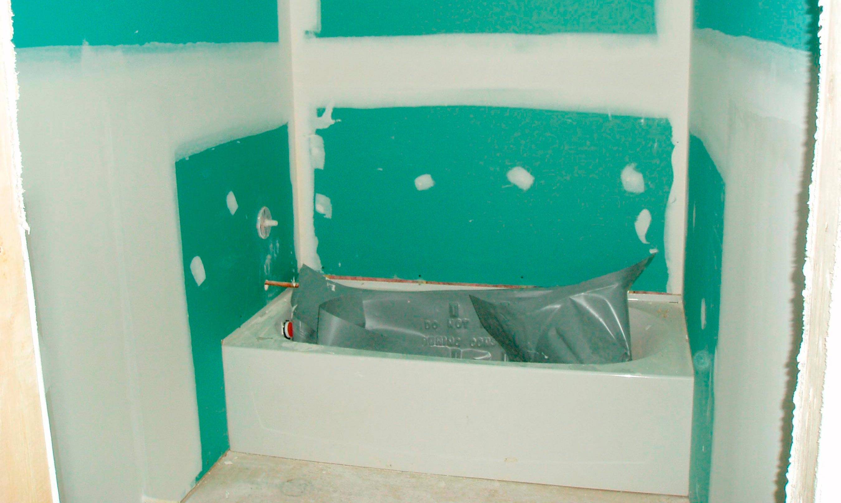 Есть ли смысл строить стены в ванной из гипсокартона – использование материала в помещениях с высокой влажностью